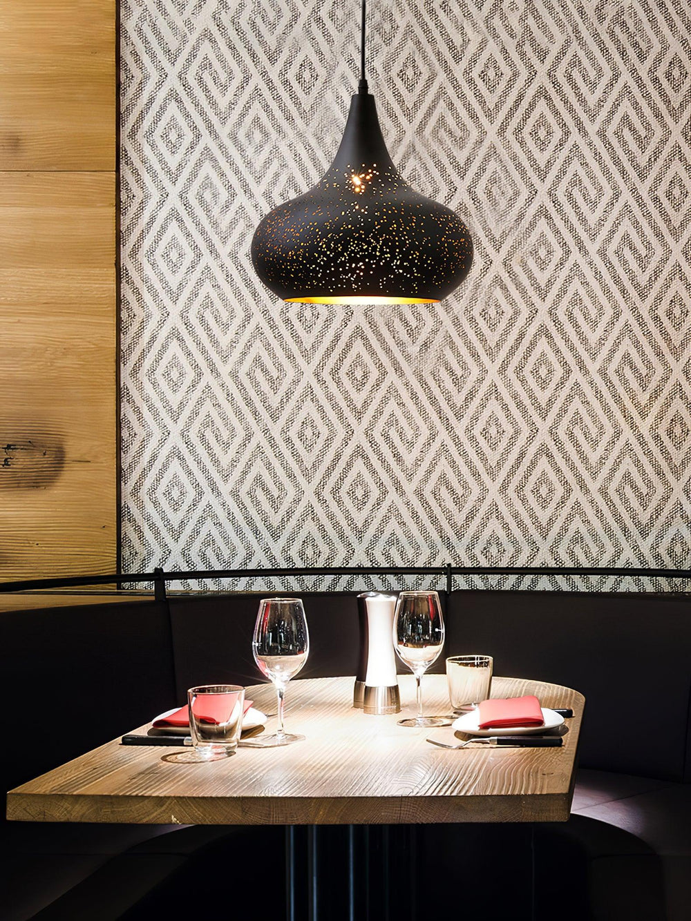 Hollow Industrial Pendant Lamp – Vintage Black & Gold